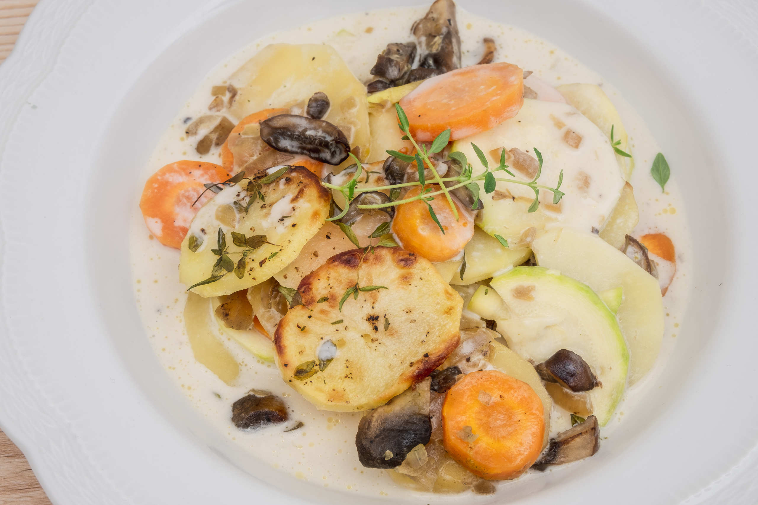 Zucchini gratin with potatoes and thyme