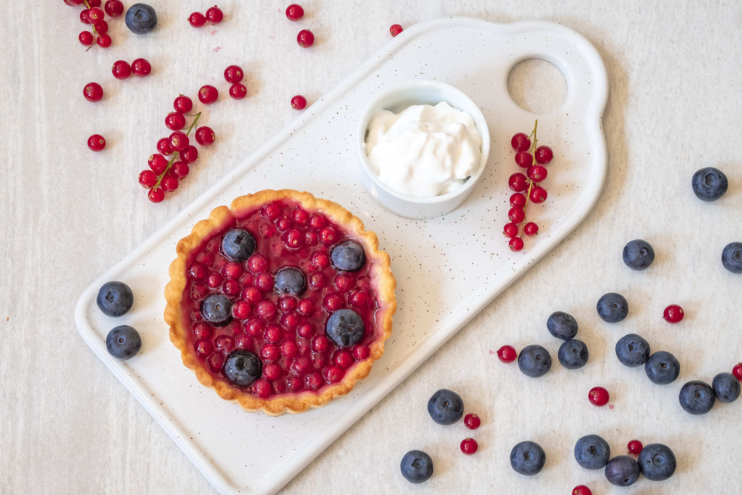 Vegansk vinbärspaj med vispad soyagrädde