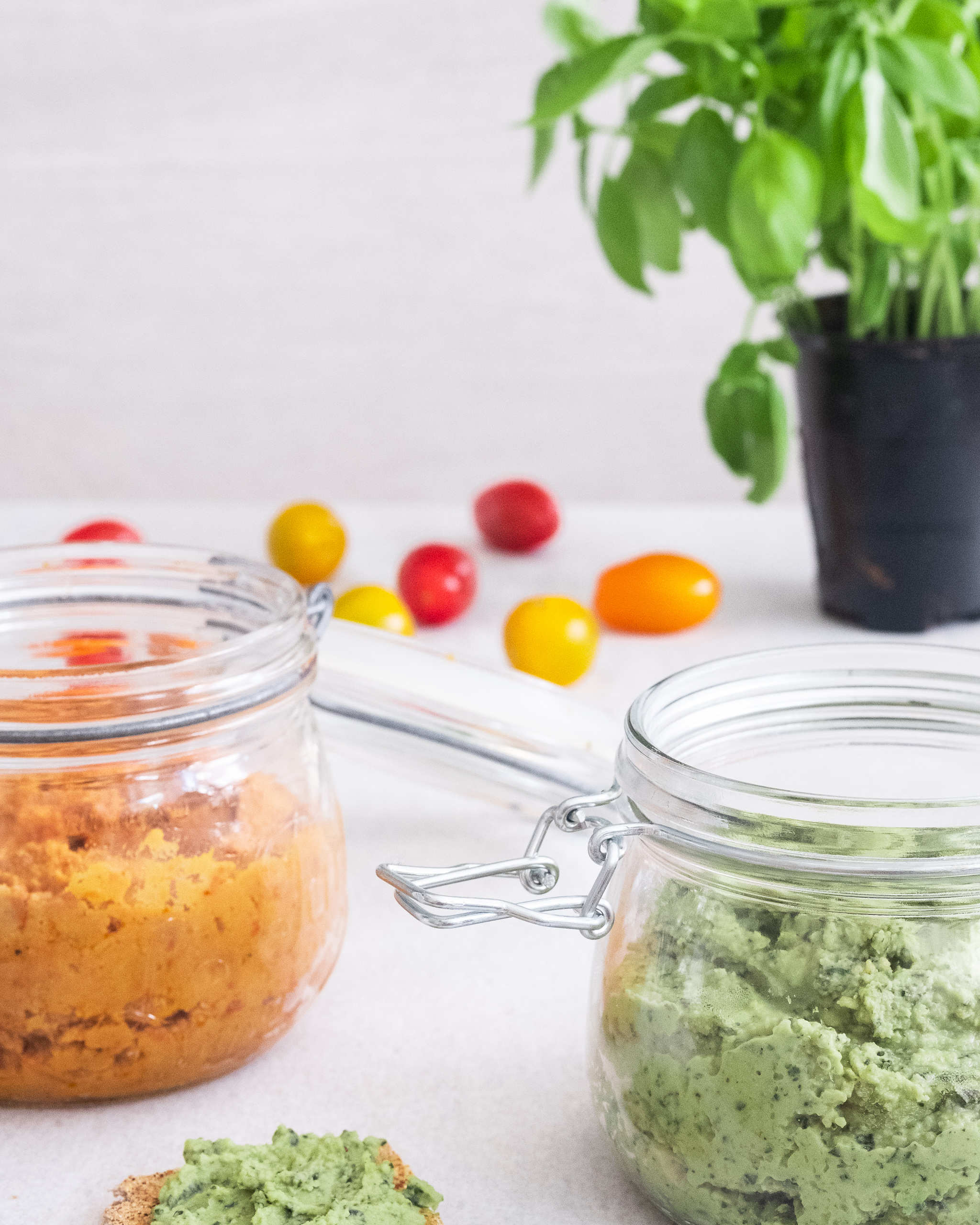 Recept på hummus med smak av basilika eller soltorkade tomater