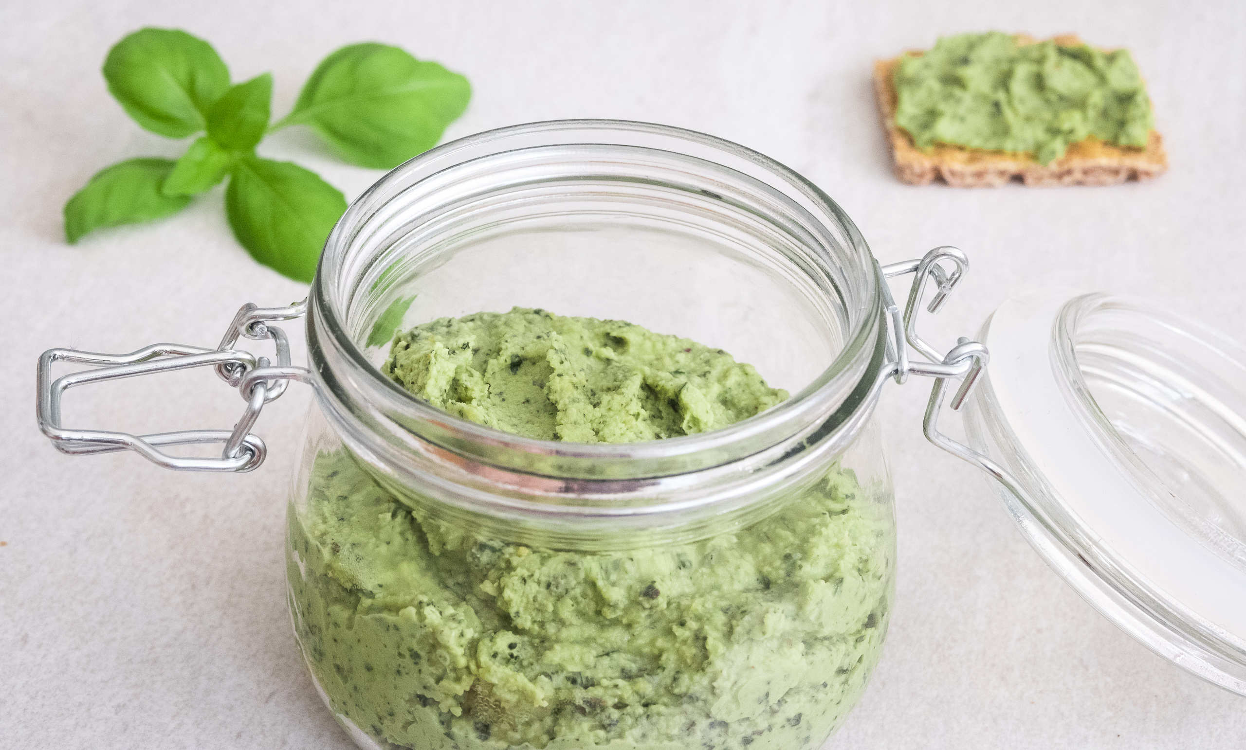 Recept på hummus med smak av basilika eller soltorkade tomater