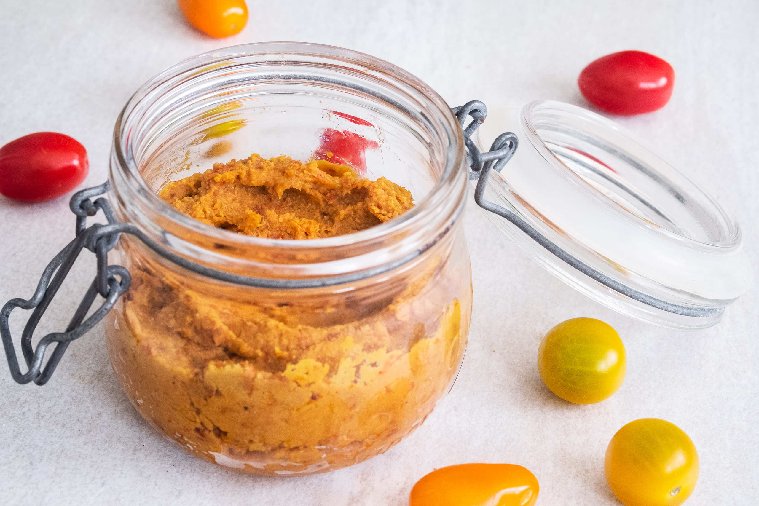 Recept på hummus med smak av basilika eller soltorkade tomater