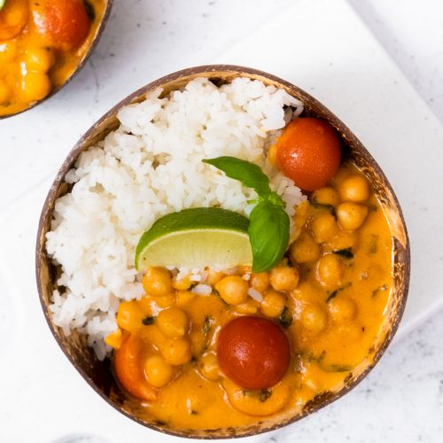 Vegansk kikärtsgryta med currypasta kokosmjölk och basilika