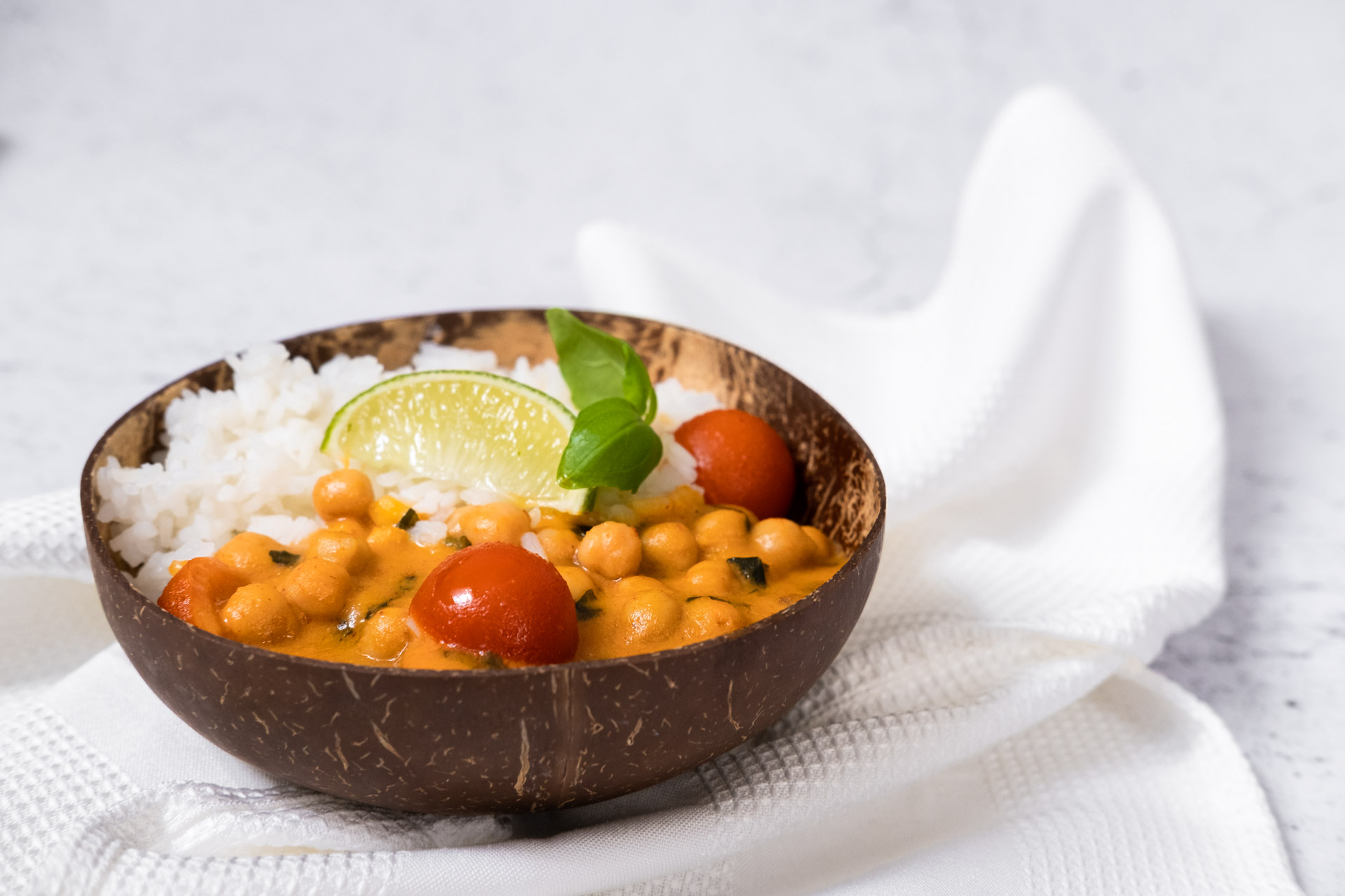 Vegansk kikärtsgryta med currypasta kokosmjölk och basilika