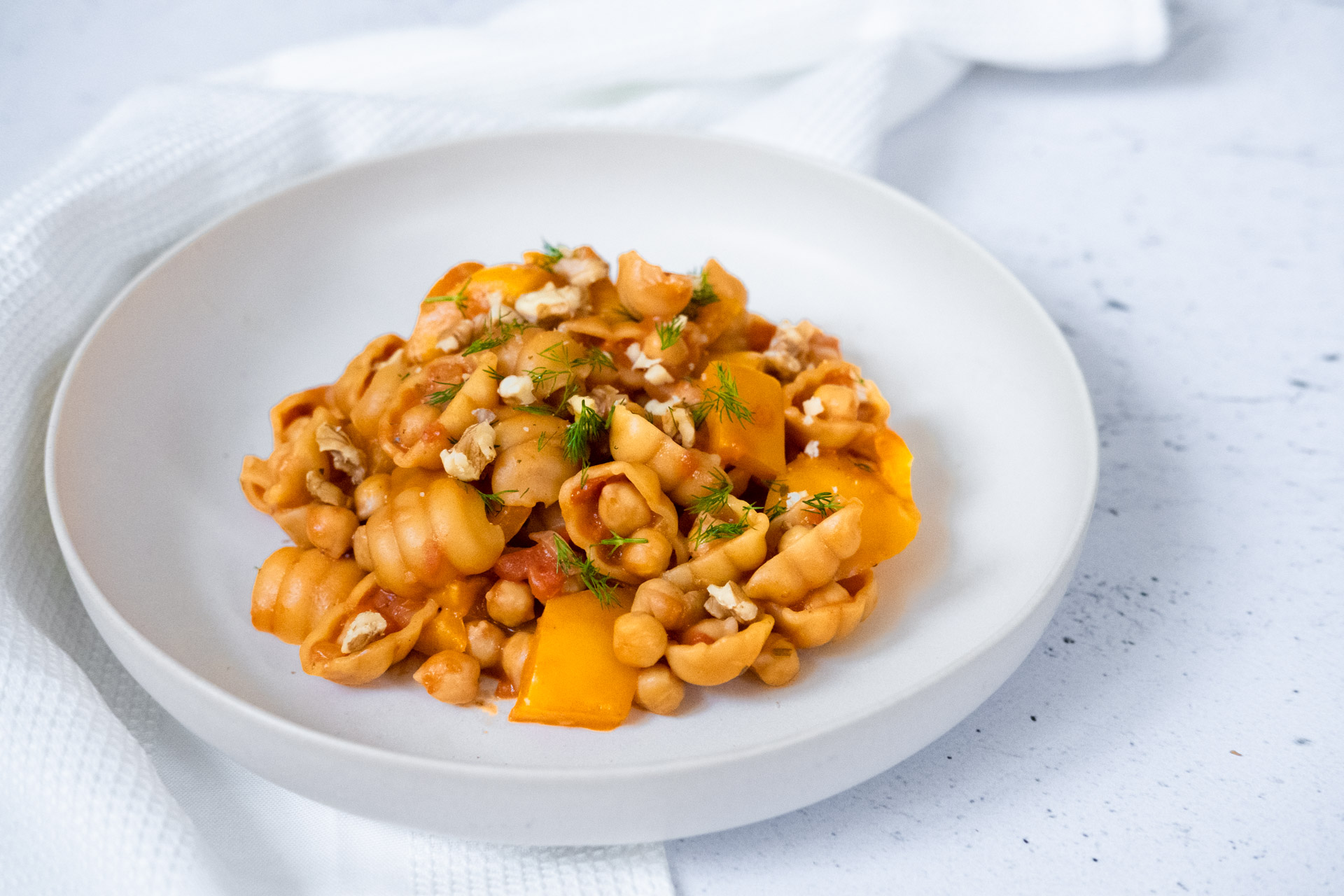 Vegansk one pot pasta kikärtor tomat