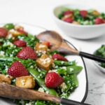 Vegansk sallad med grönkål, jordgubbar, ärtor och tofu