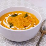 Afrikansk Marockansk saffrans apelsin gryta med kikärtos och zucchini