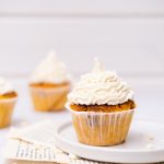 veganska saffransmuffins med vit choklad frosting