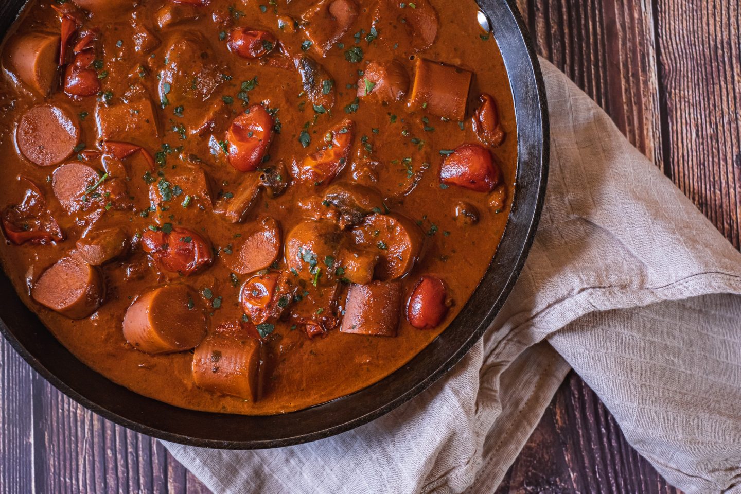Kryddig vegansk korvgryta