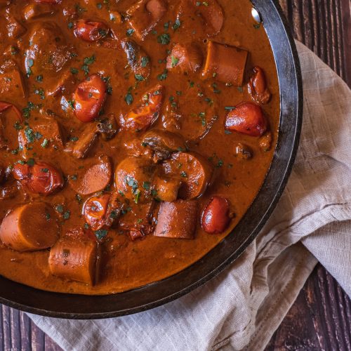 Kryddig vegansk korvgryta