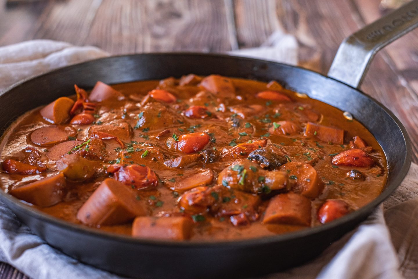 Kryddig vegansk korvgryta