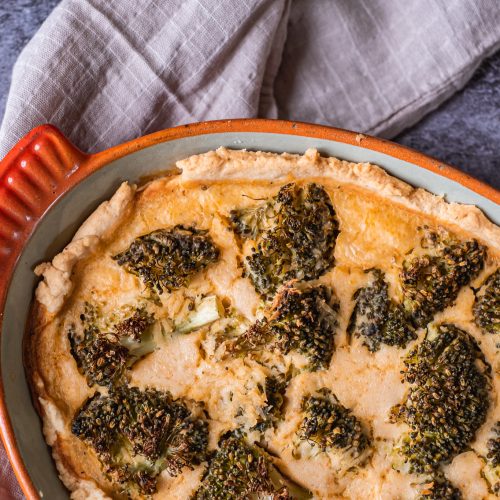 vegansk ostpaj med broccoli, ost och broccolipaj