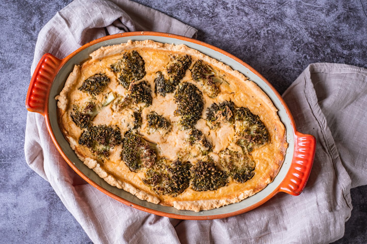 vegansk ostpaj med broccoli, ost och broccolipaj