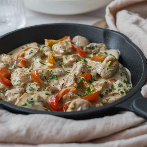 Vegansk köttgryta med grädde och timjan torkade sojabitar soja