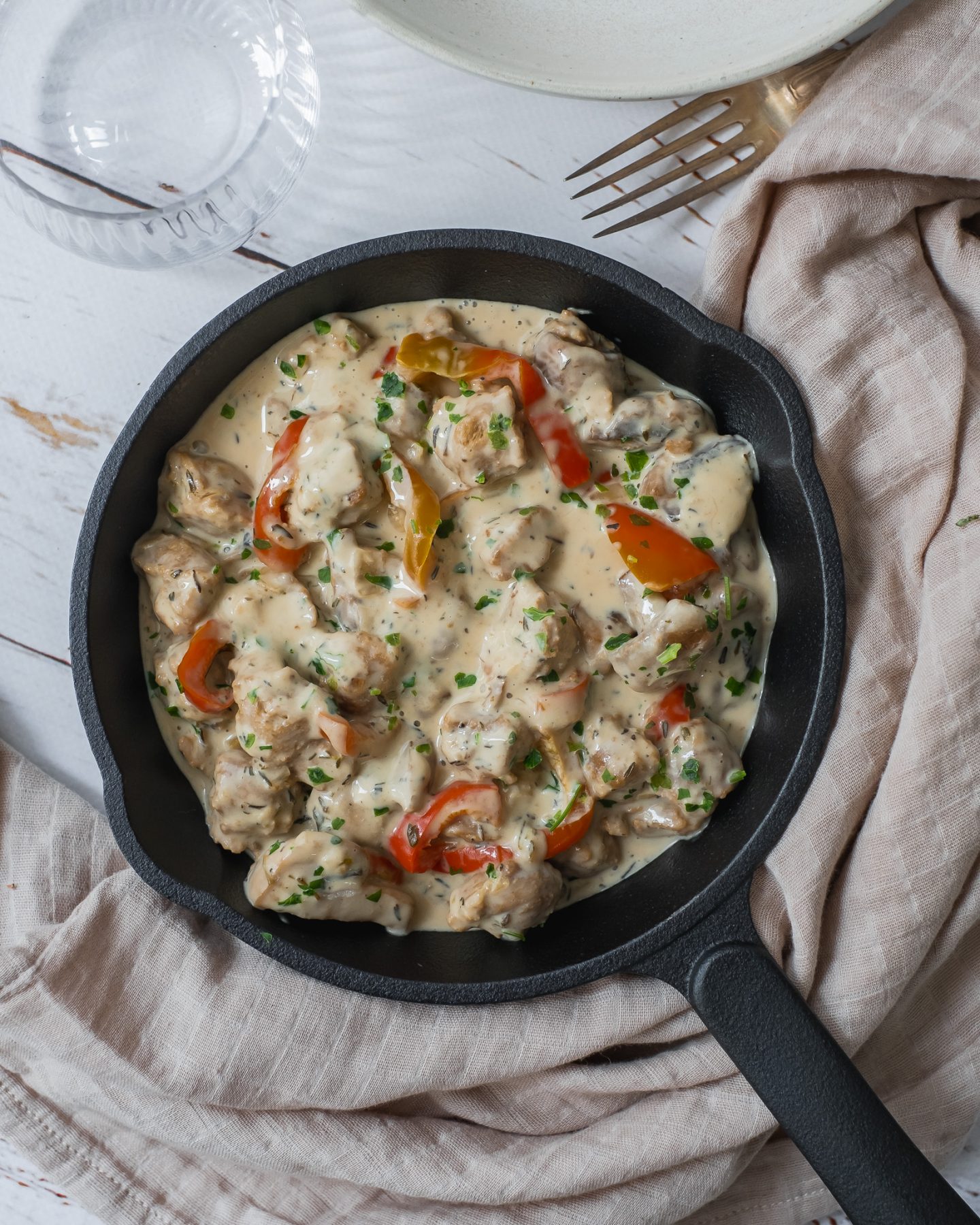 Vegansk köttgryta med grädde och timjan torkade sojabitar soja
