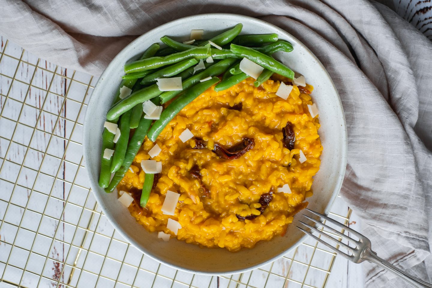 vegansk saffransrisotto med soltorkade tomater