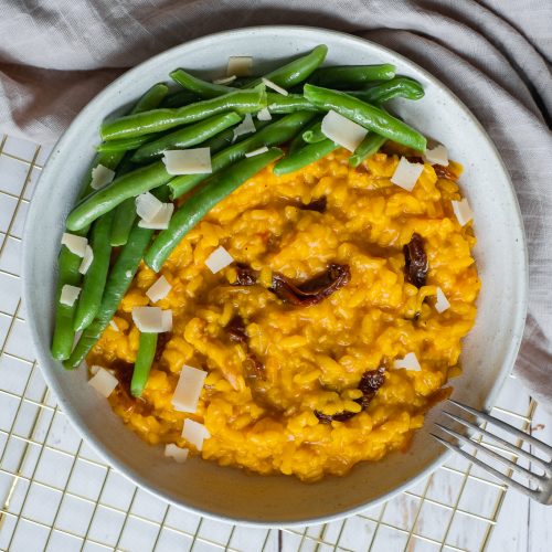 vegansk saffransrisotto med soltorkade tomater