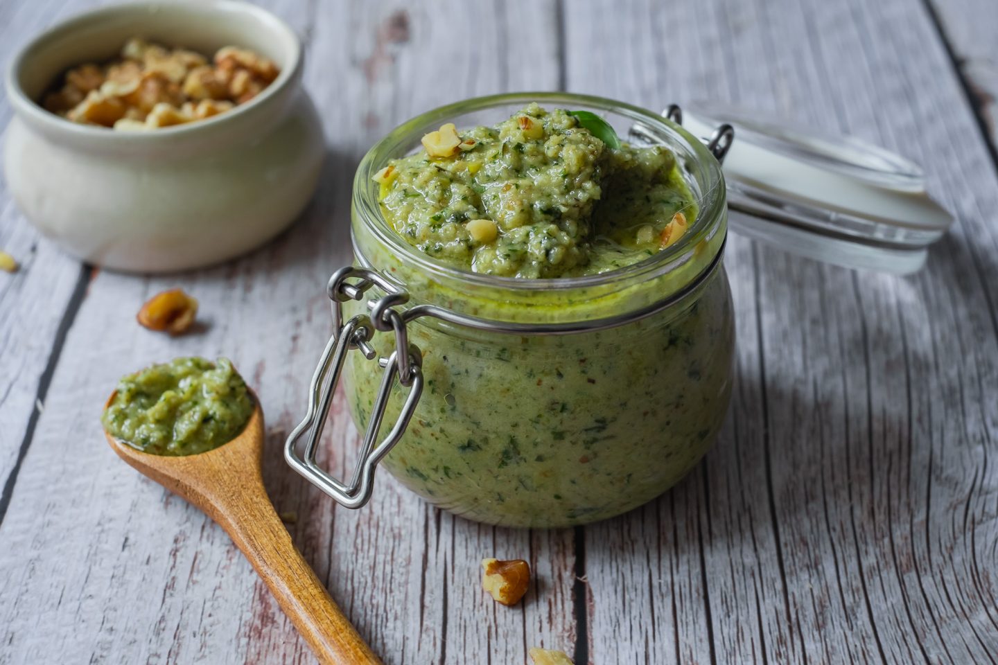 Vegansk ost och valnötspesto