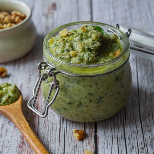 Vegansk ost och valnötspesto