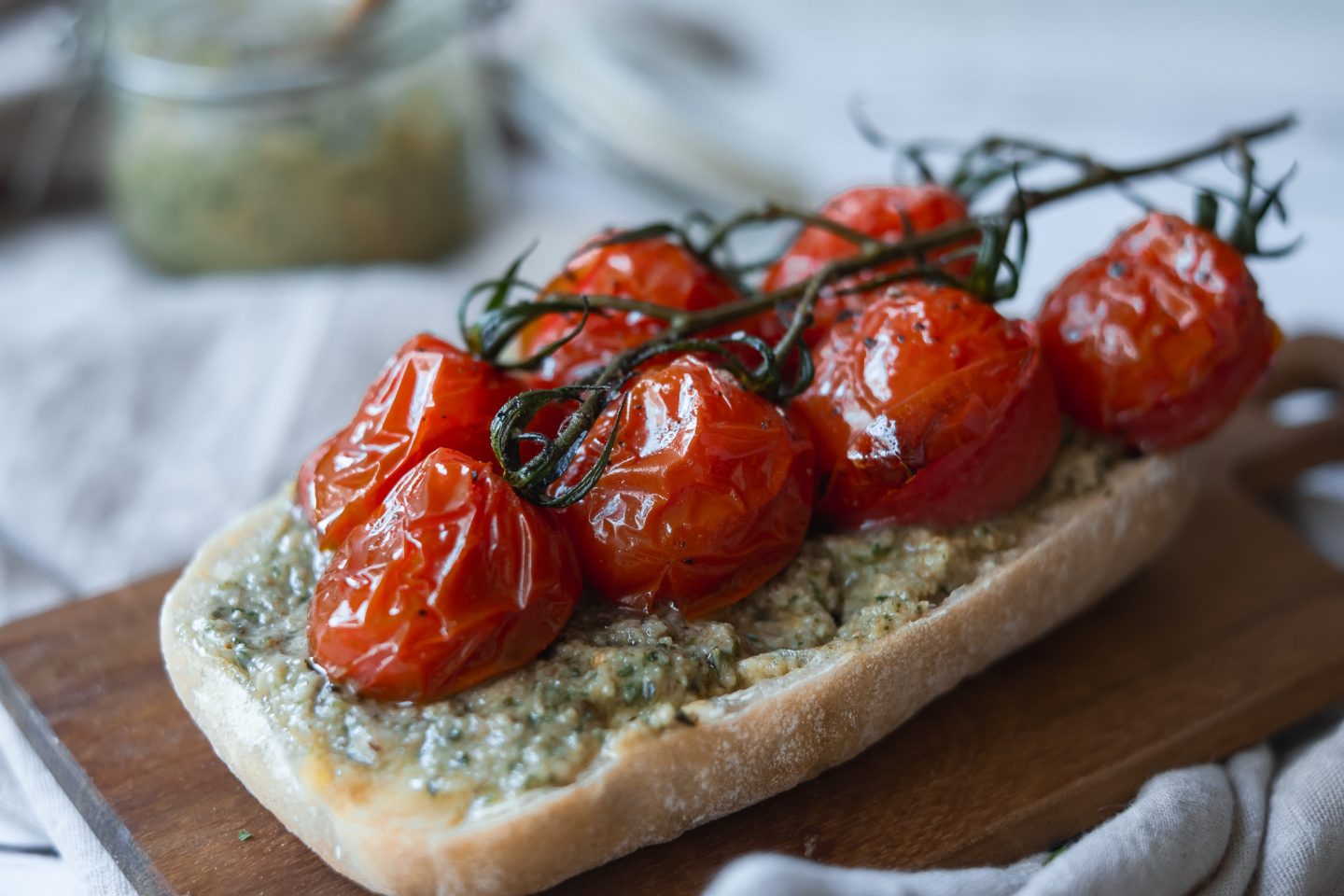 Vegansk ost och valnötspesto med rostade tomater