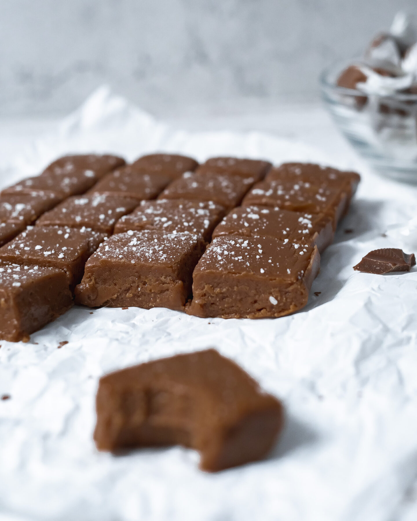 Vegansk chokladfudge med flingsalt veganskt julgodis