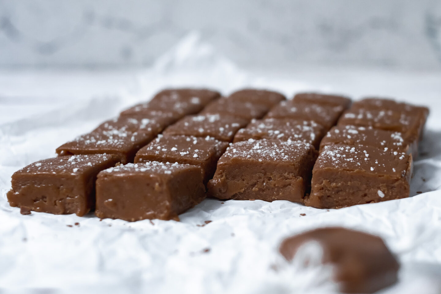 Vegansk chokladfudge med flingsalt veganskt julgodis