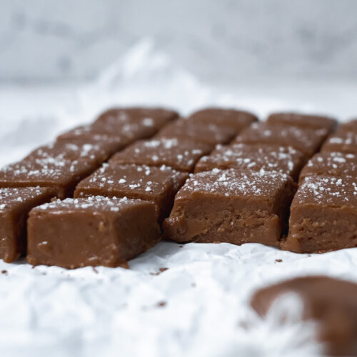 Vegansk chokladfudge med flingsalt veganskt julgodis