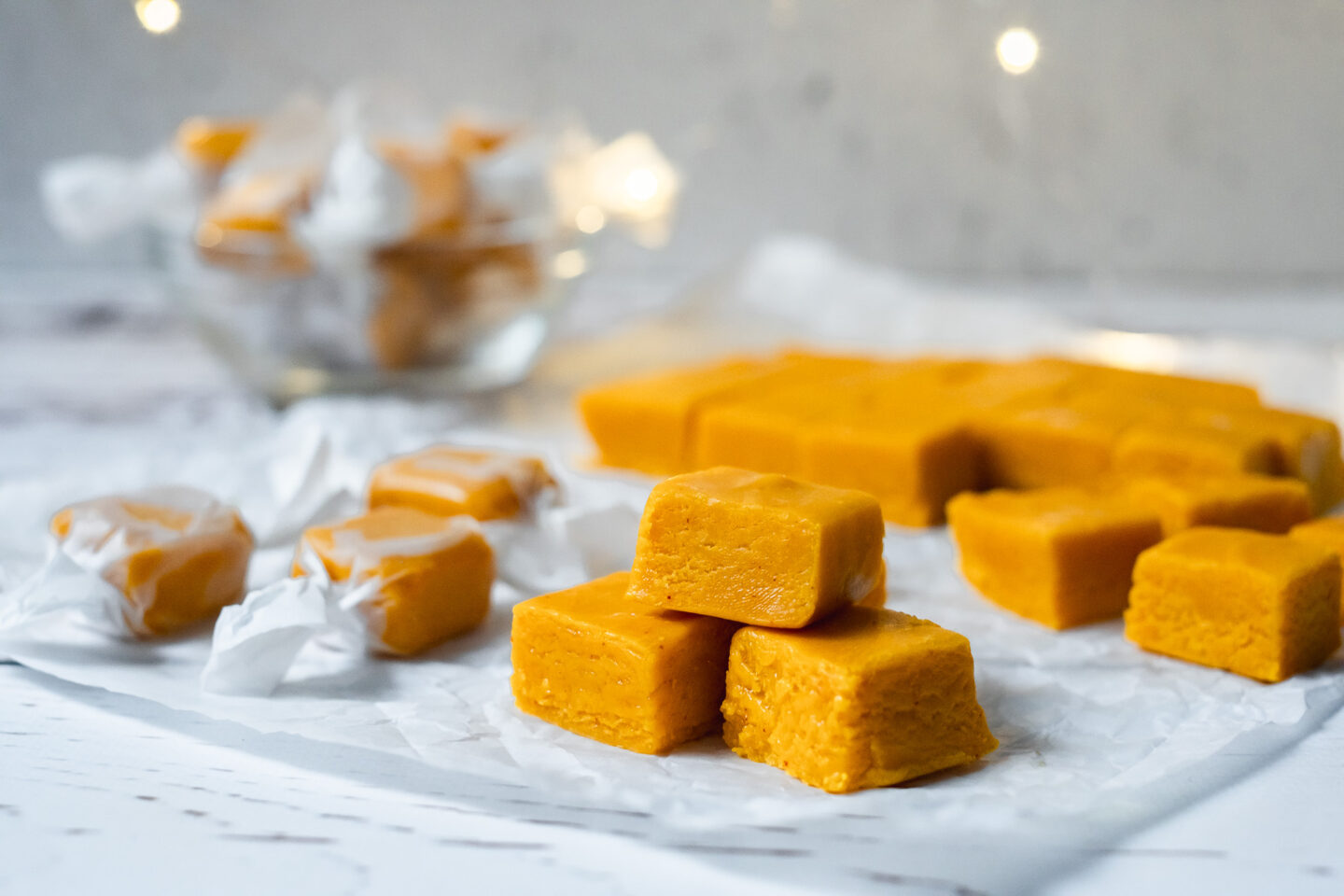 Vegansk saffransfudge med vit choklad