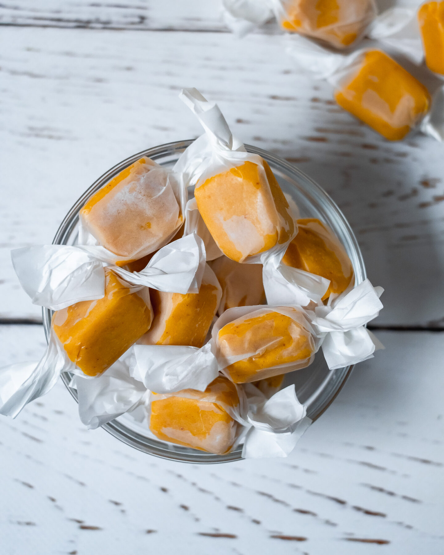 Vegansk saffransfudge med vit choklad